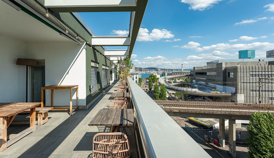 Dachterrasse mit Blick auf Zürich West mit Toni-Areal und Prime Tower