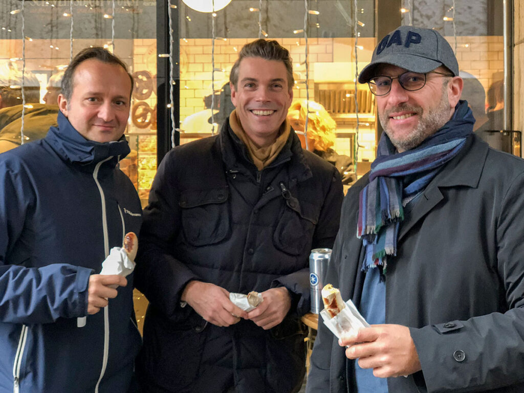 Die drei Westhive-Gründer an einem Wurststand