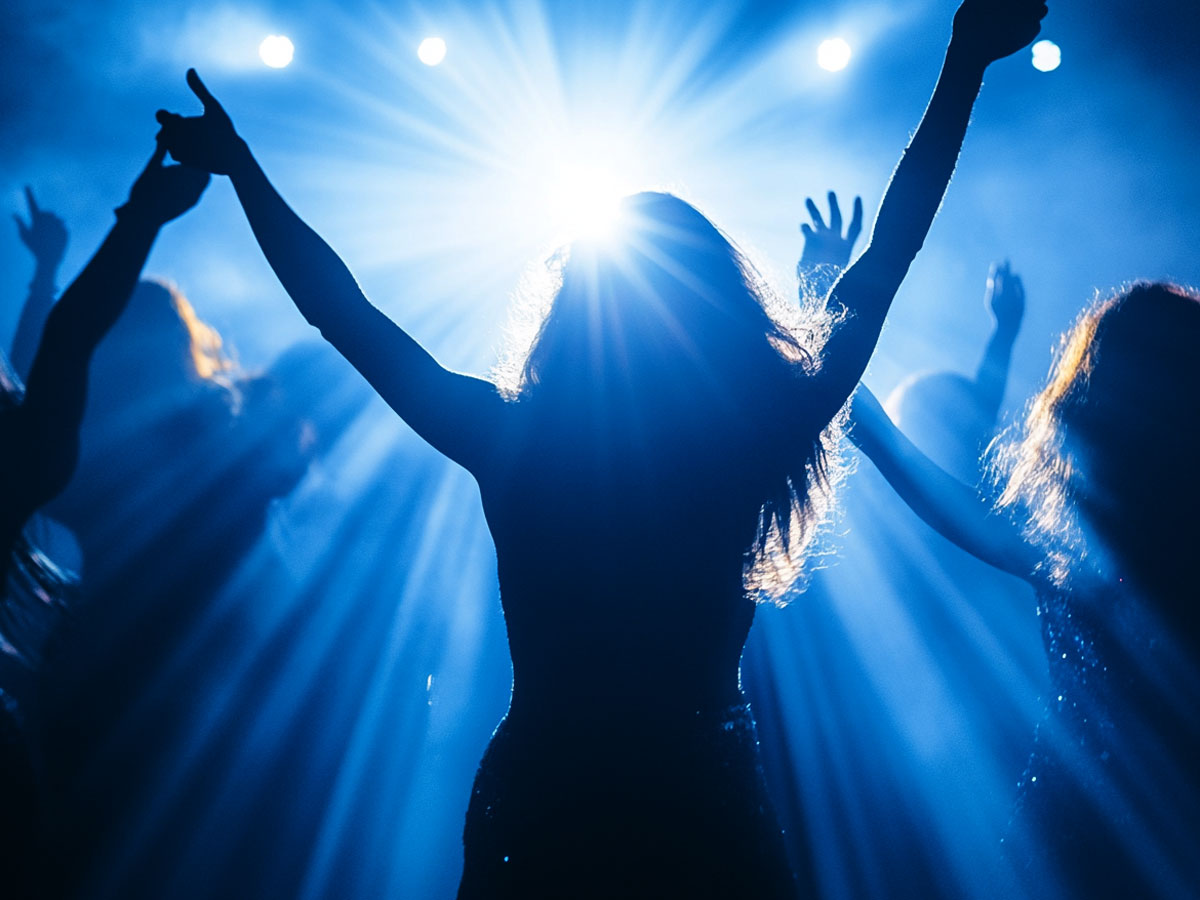 Menschen tanzen in der Disco