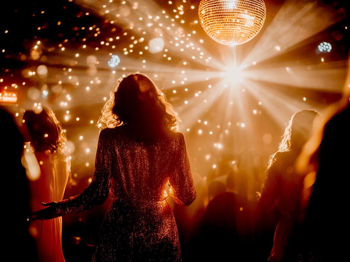 Menschen tanzen in der Disco