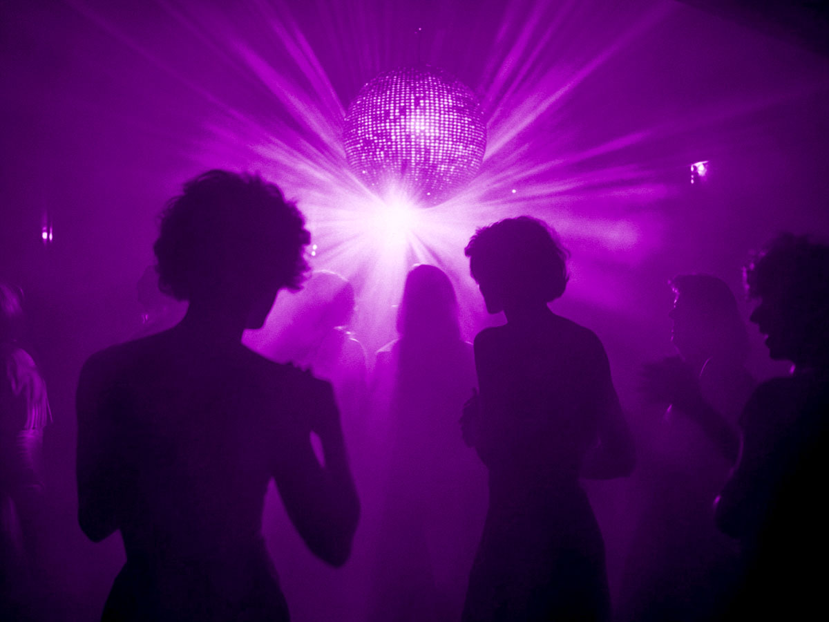 Menschen tanzen in der Disco