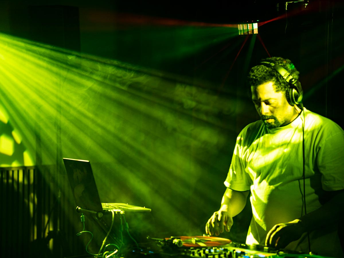 Ein DJ legt auf
