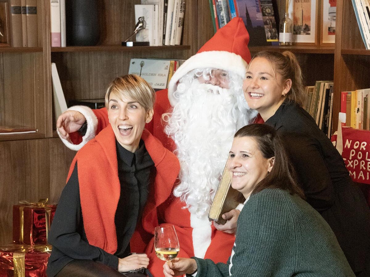 Drei Frauen posieren für ein Foto mit dem Samichlaus
