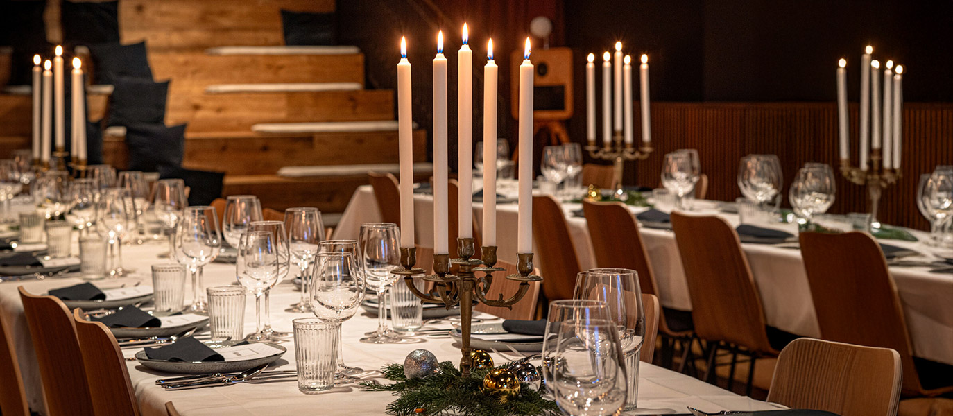 Gedeckte Tische mit Kerzen und Weihnachtsdekoration