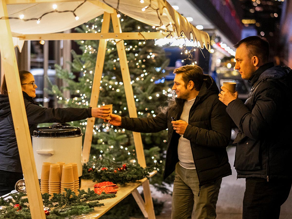 Mulled wine stand with Christmas tree