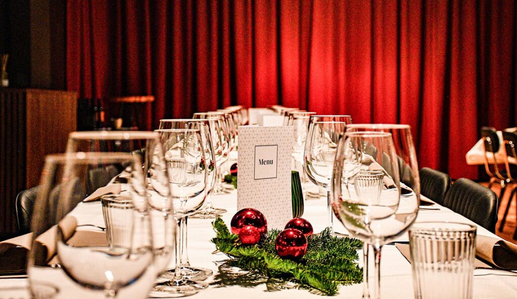 Ein Event-Teilnehmer im Gespräch mit Julia Pircher, Head of Community Management bei Westhive