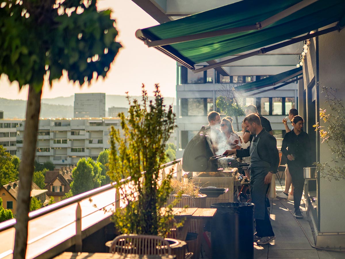 Grillieren auf der Dachterrasse