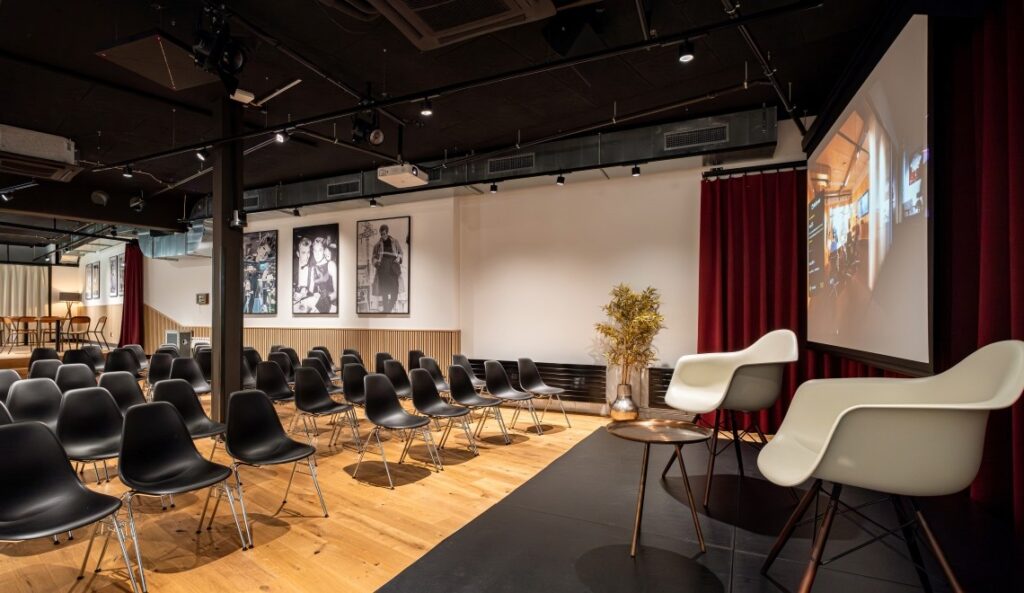 Moderner Event-Raum mit Konferenzbestuhlung