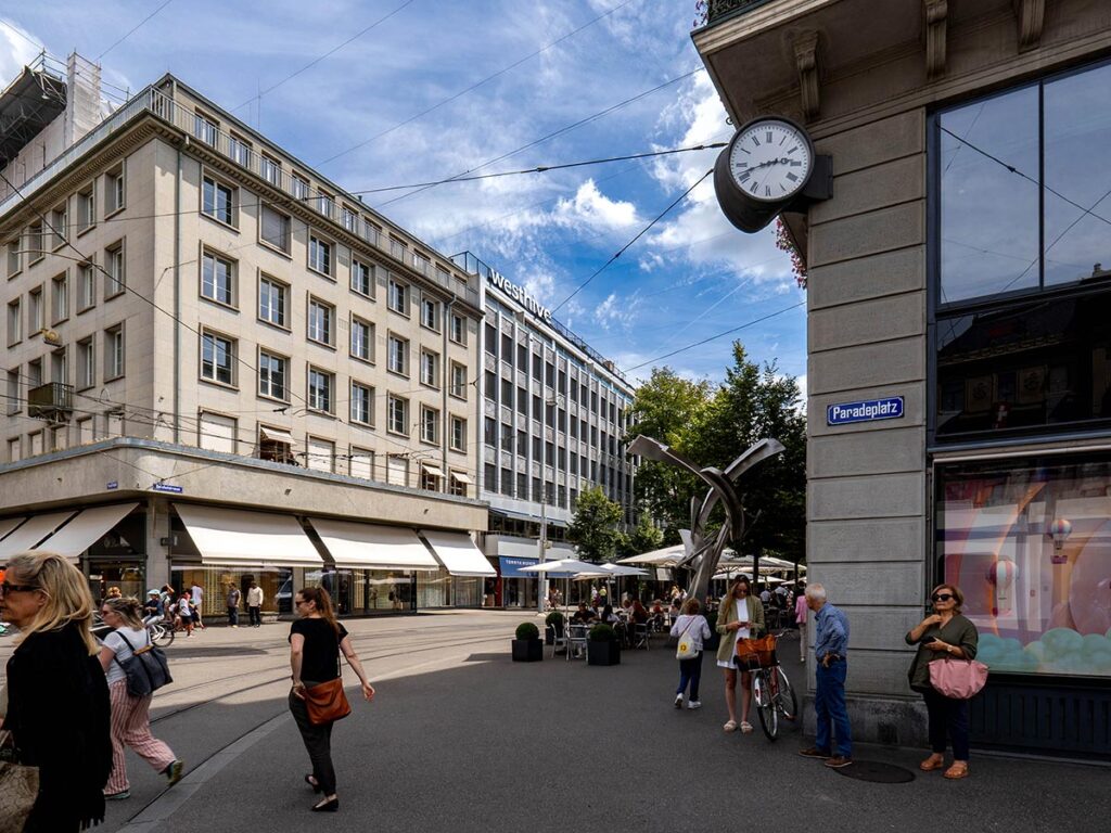 Blick auf das Westhive Zürich Paradeplatz von der Bahnhofstrasse
