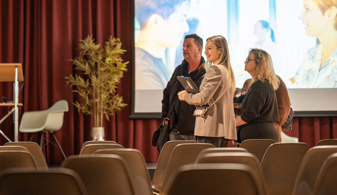 Moderne, helle Bürolandschaft