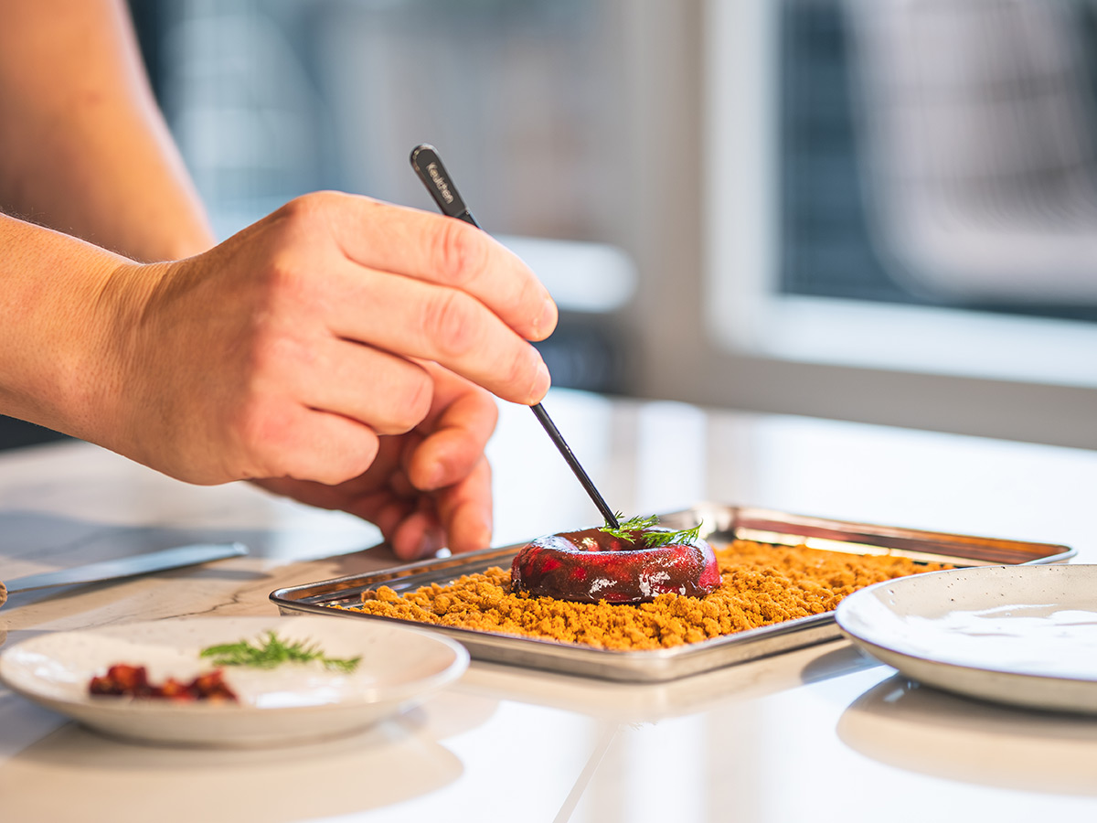 Weissweinglas und Apérogebäck vor Weihnachtsbaum