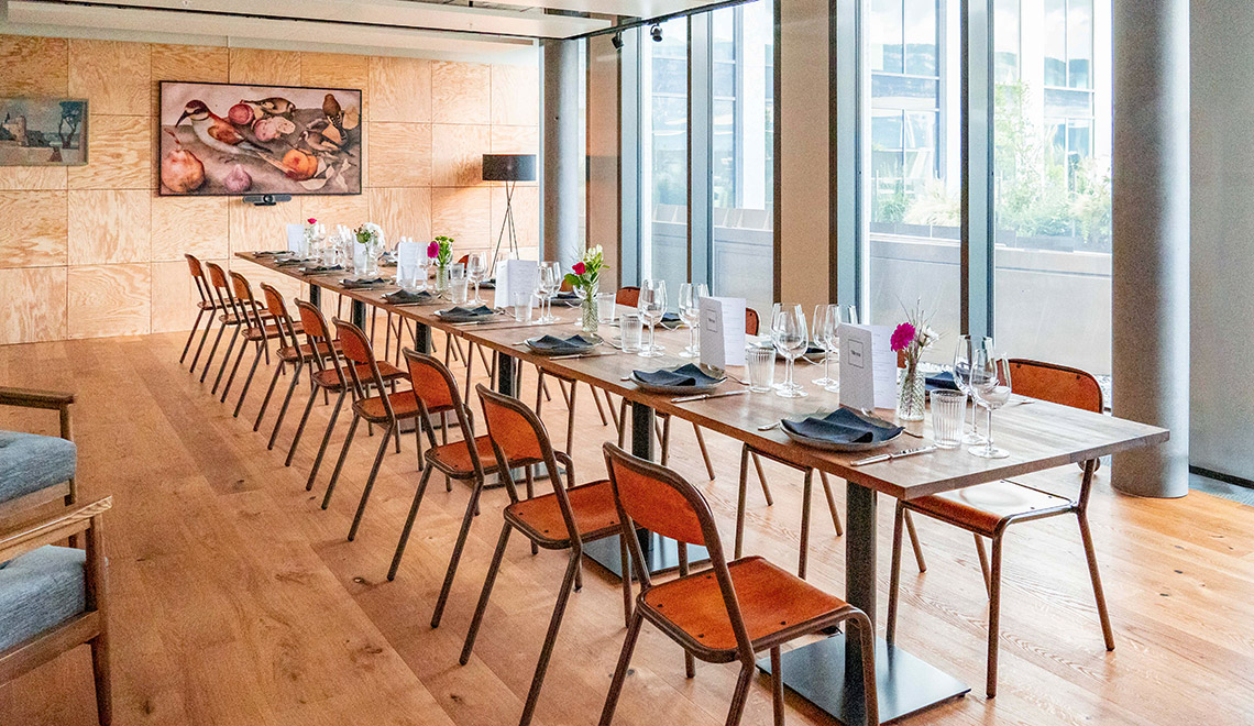 Gedeckter Tisch im «Le Salon» im Westhive Genf Pont-Rouge