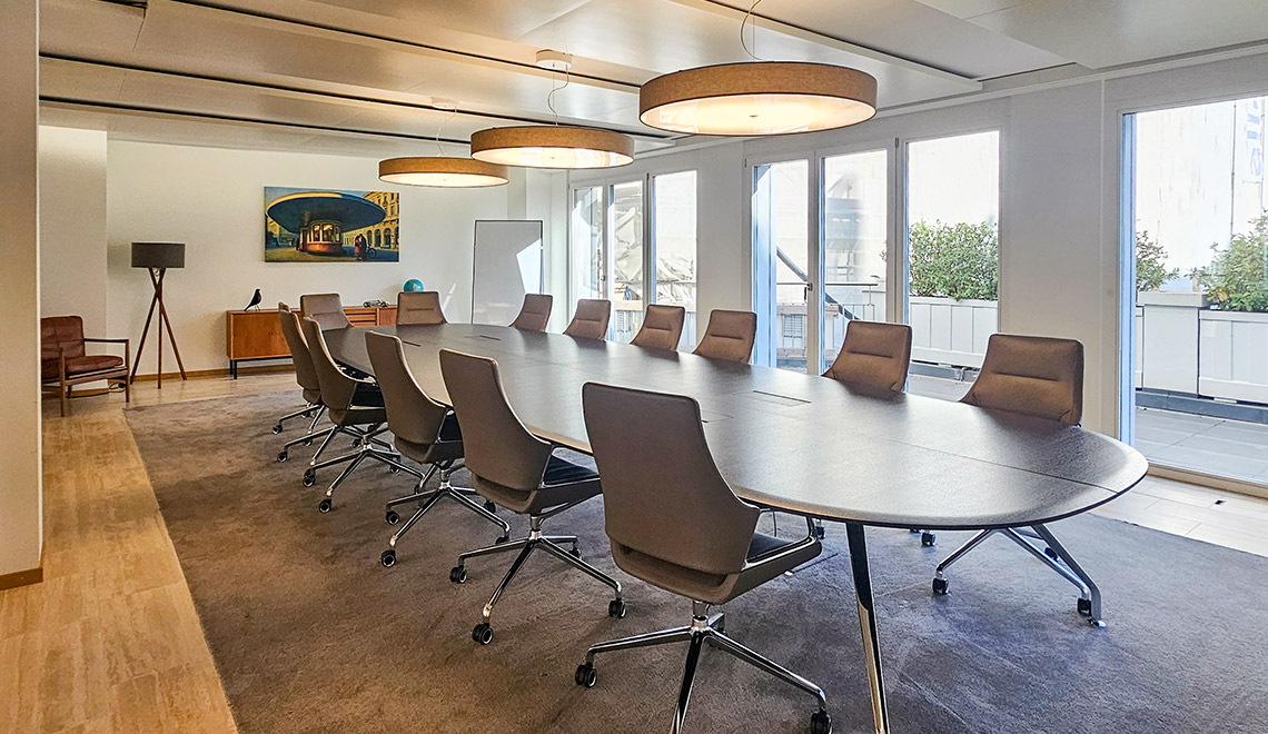 Moderne, helle Bürolandschaft