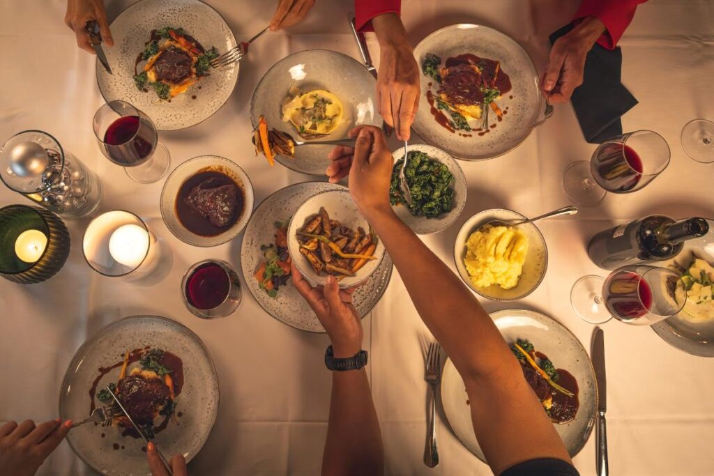 Festliches Weihnachtsdinner im Sharing-Stil