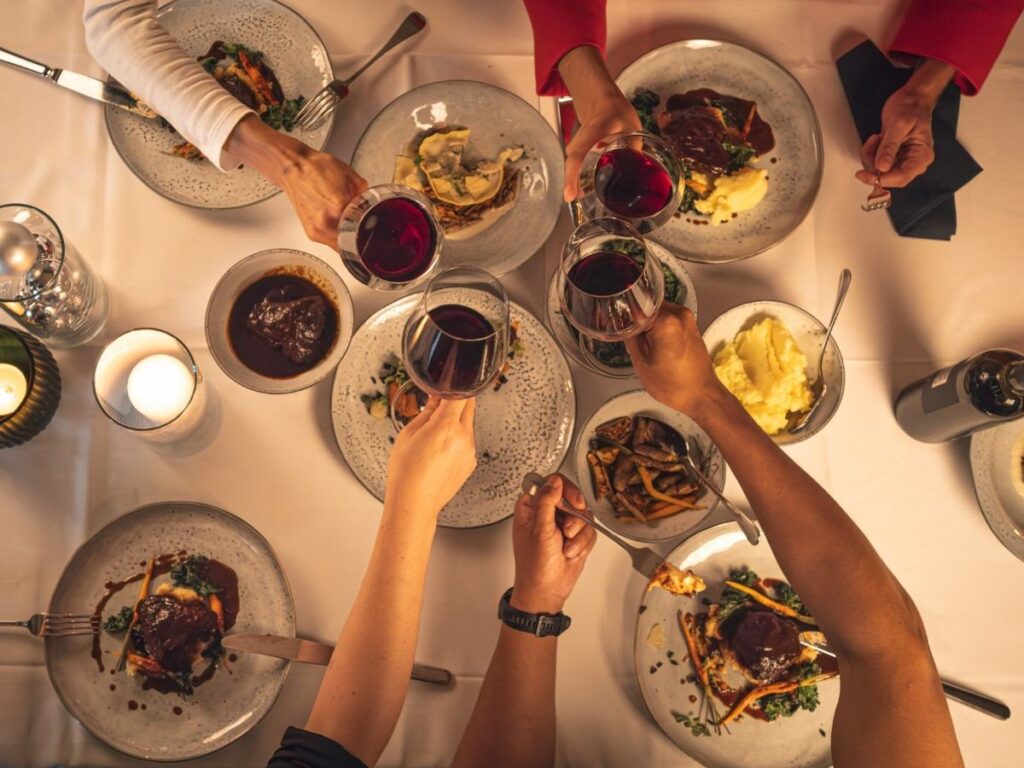 Weihnachtsdinner mit Weingläsern