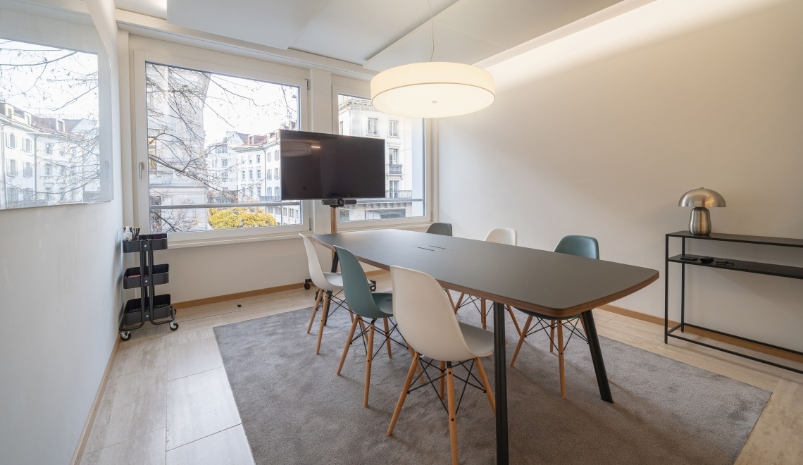 Moderne, helle Bürolandschaft