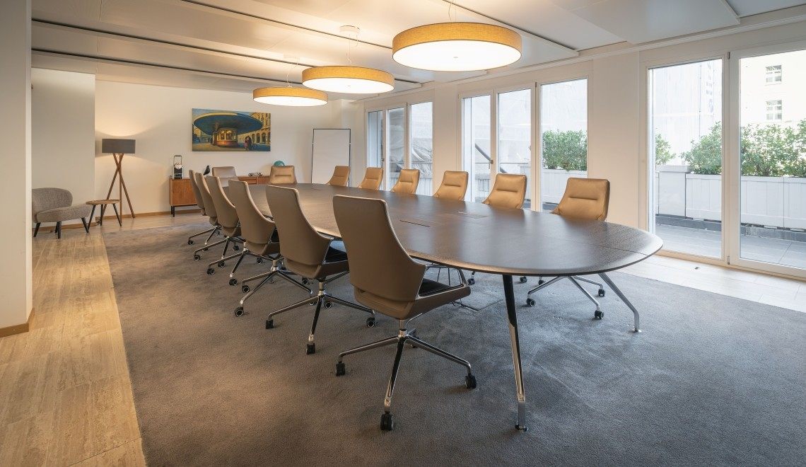 Moderne, helle Bürolandschaft