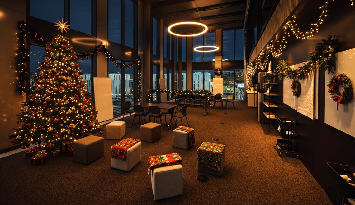 Westhive Workshop Space mit üppiger Weihnachtsdekoration