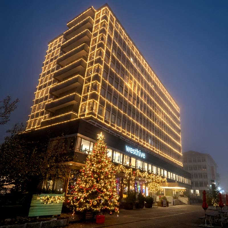 Westhive Zürich Hardturm mit Weihnachtsbeleuchtung