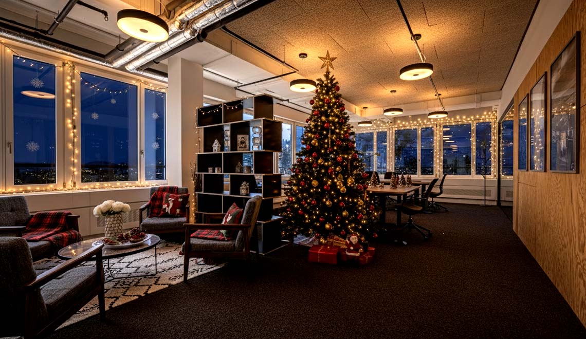 Team Office im Westhive Zürich Hardturm mit üppiger Weihnachtsdekoration