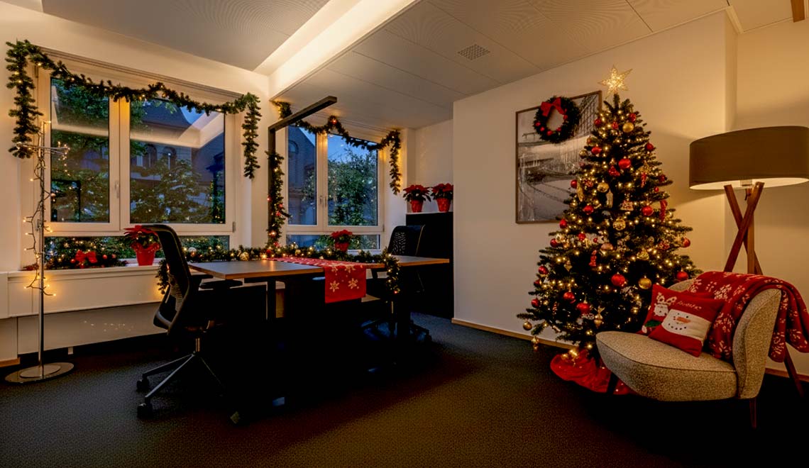 Westhive Team Office mit üppiger Weihnachtsdekoration