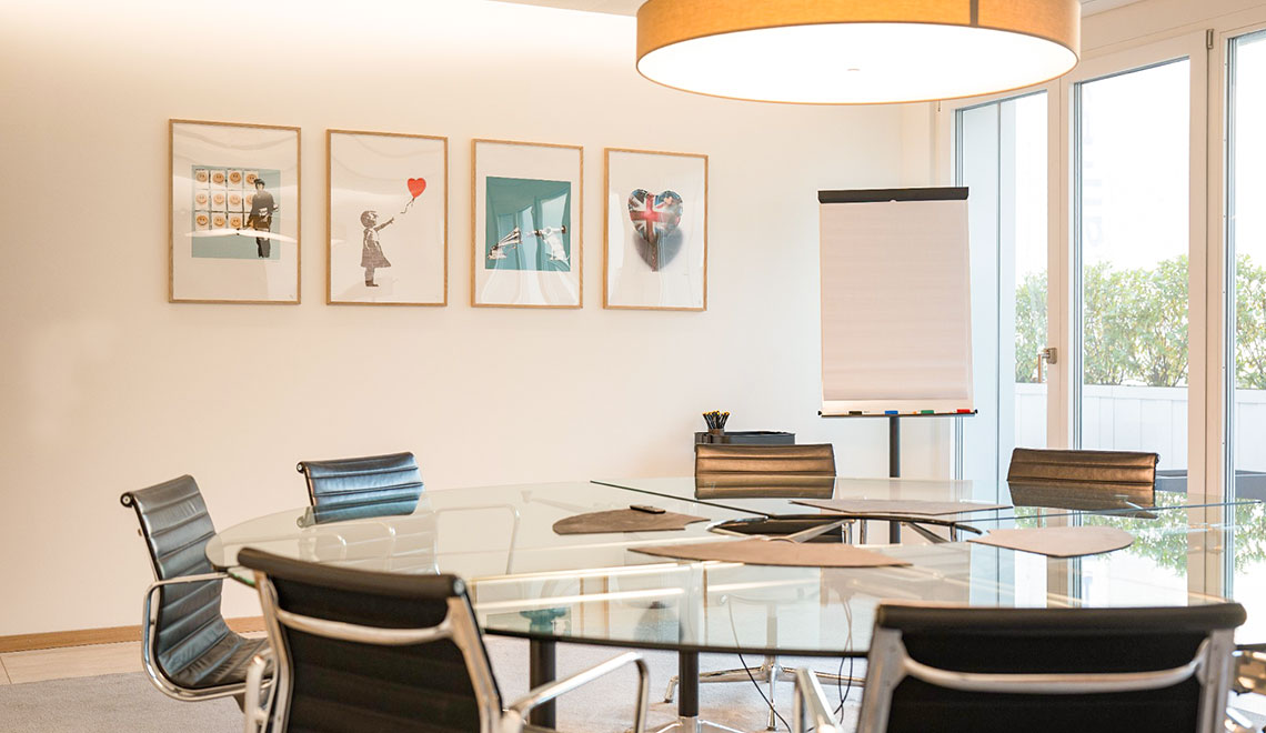 Repräsentatitves Sitzungszimmer «The Rally» mit rundem Glastisch und Eames Chairs im Westhive Zürich Paradeplatz