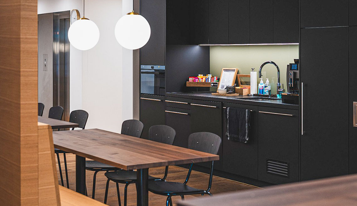 Teeküche mit Sitzgelegenheiten