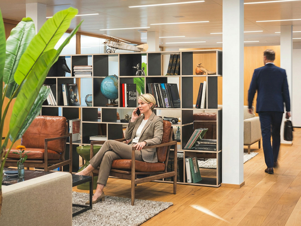 Eine Frau sitzt in einer Lounge und telefoniert