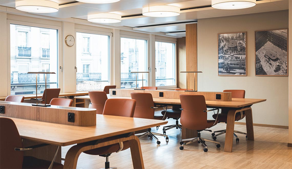 Arbeitsplätze im Open-Space-Bereich des Westhive Zürich Paradeplatz mit Blick auf die Bahnhofstrasse