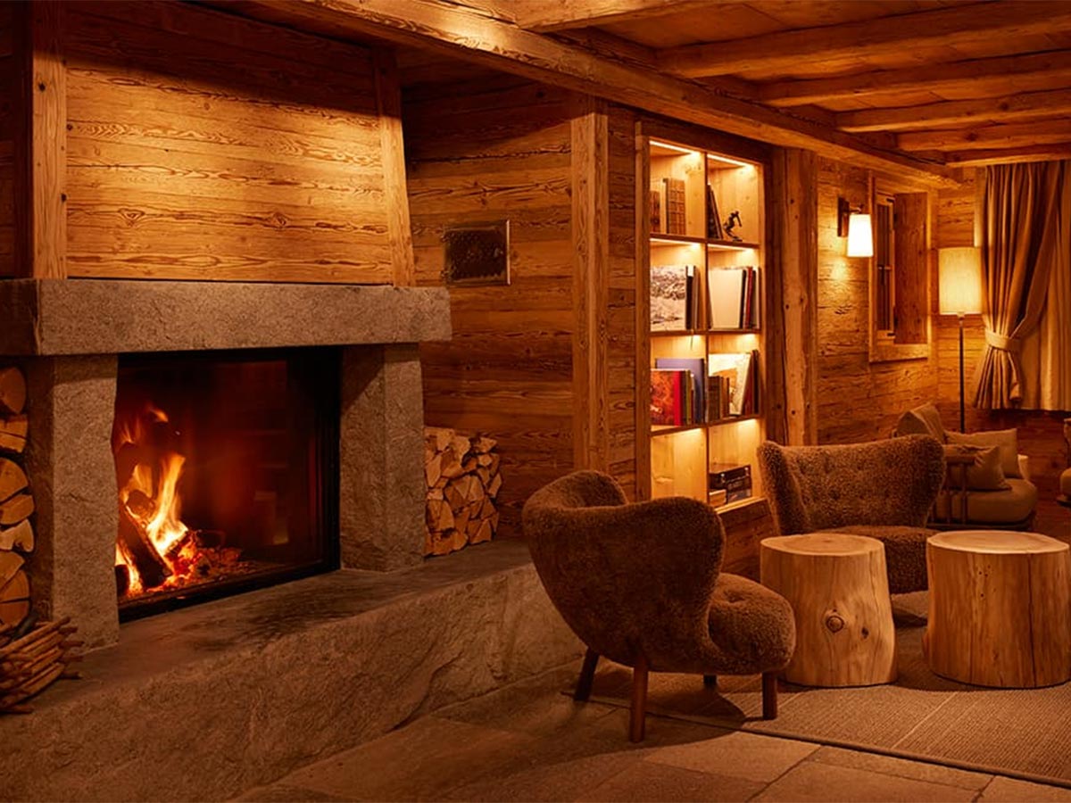 Lounge mit Cheminée im Retreat Radons