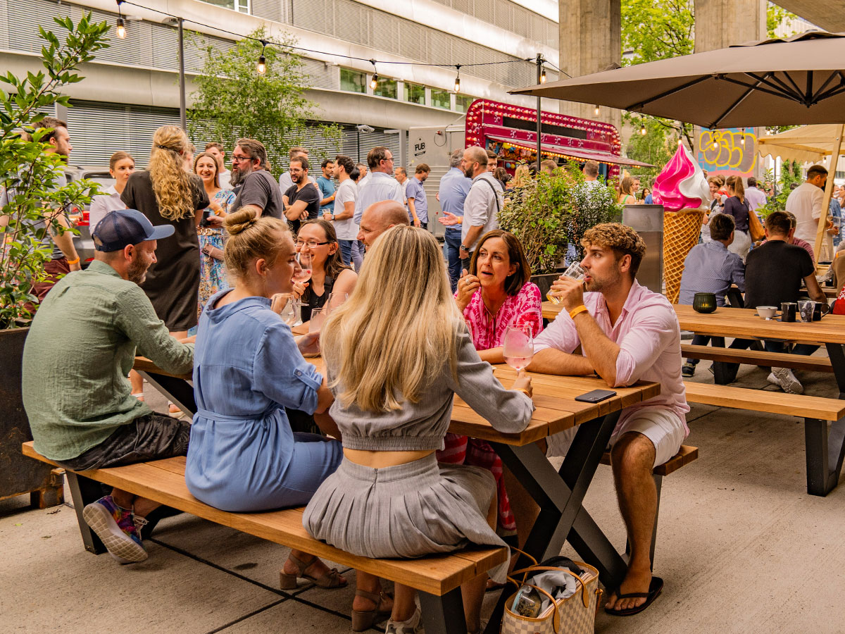 Besprechung mit vier Personen in einem modernen Meeting-Raum