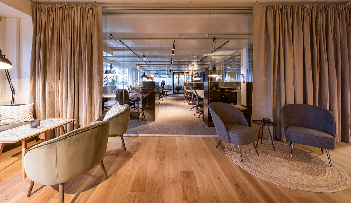 Im Vordergrund die Lounge, im Hintergrund der Open-Space-Bereich des Westhive Zürich Seestrasse