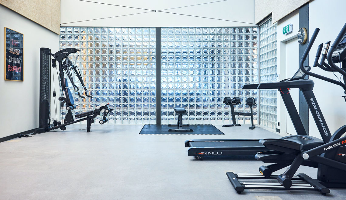 Salle de fitness avec des appareils d'entraînement au Westhive Zug Tech Cluster