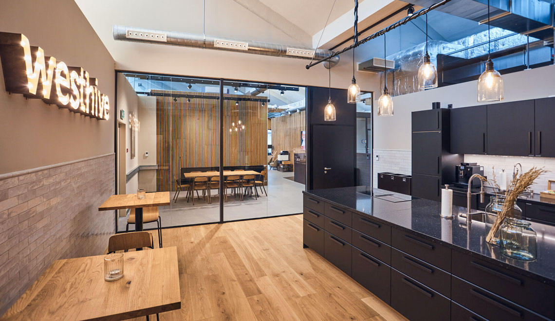 Cuisine spacieuse et moderne avec des sièges au Westhive Zug Tech Cluster