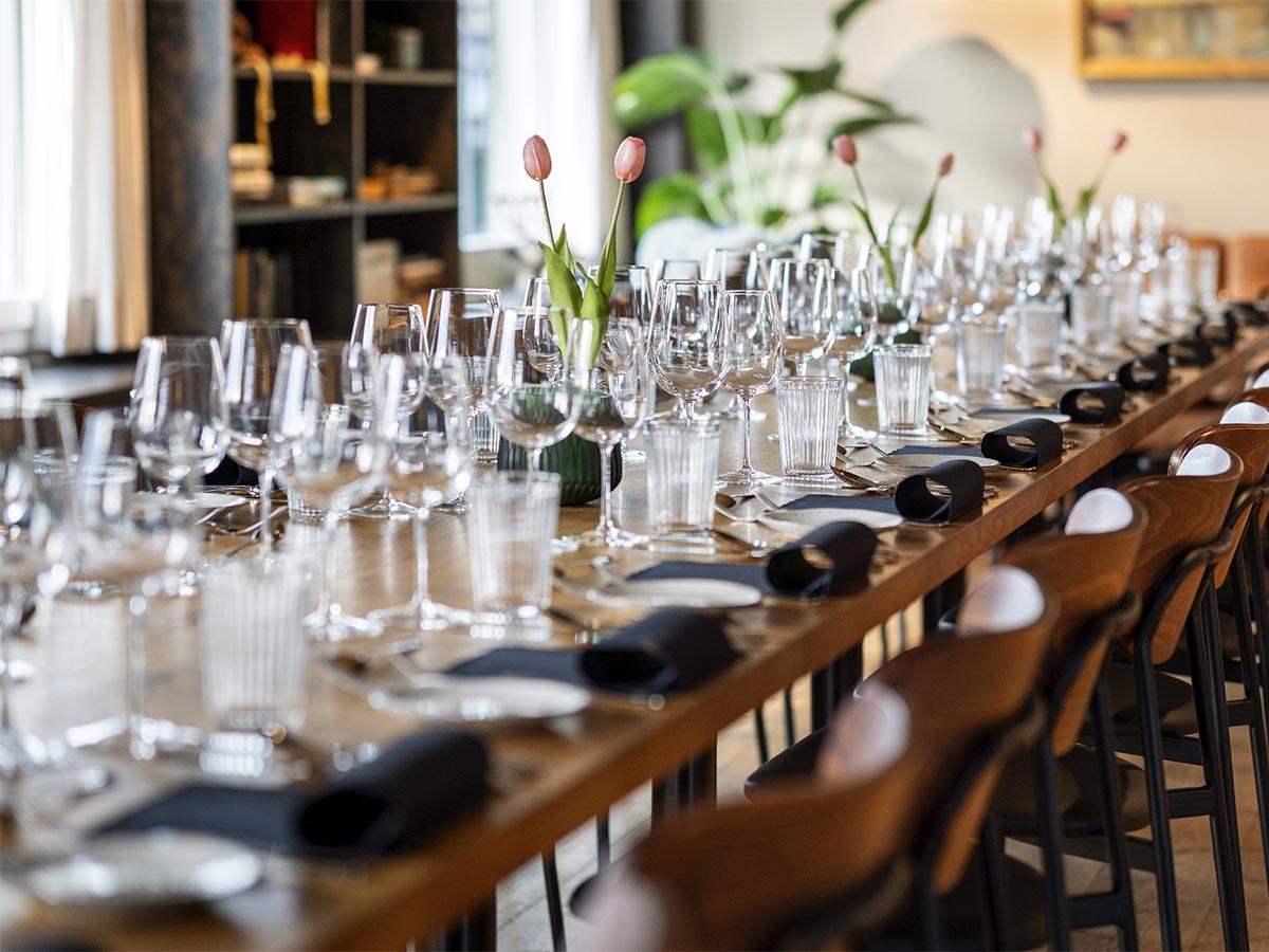 Gedeckter Tisch mit Blumen