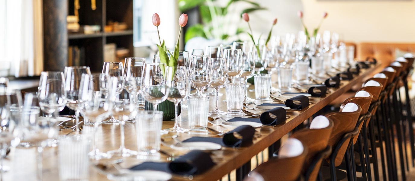 Festlich gedeckte lange Tafel