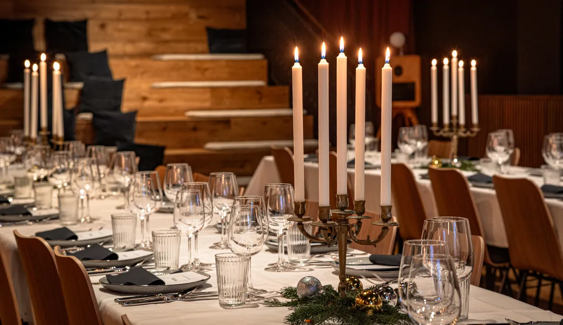 Lange Tafel gedeckt für ein Weihnachtsessen