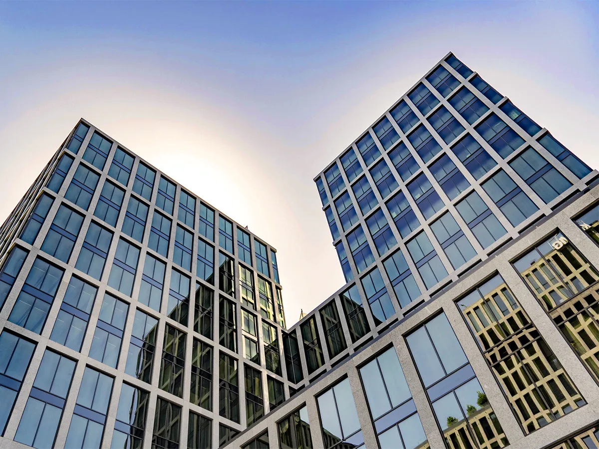 Aussenansicht eines moderne Bürogebäudes mit grossen Fensterflächen
