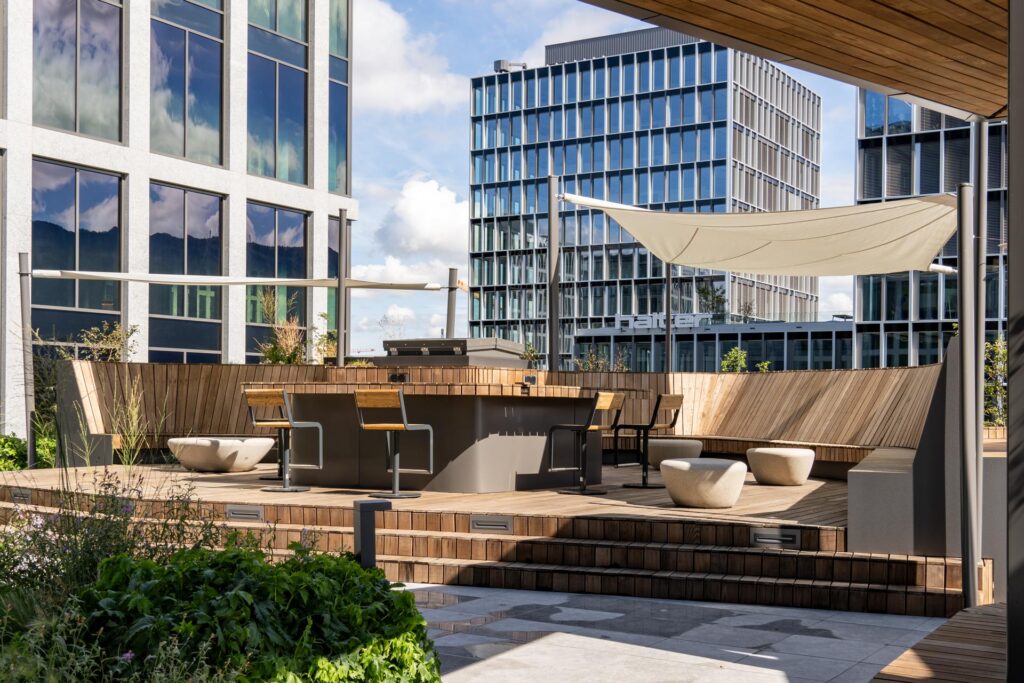 Terrasse sur le toit pour des pauses déjeuner ensoleillées