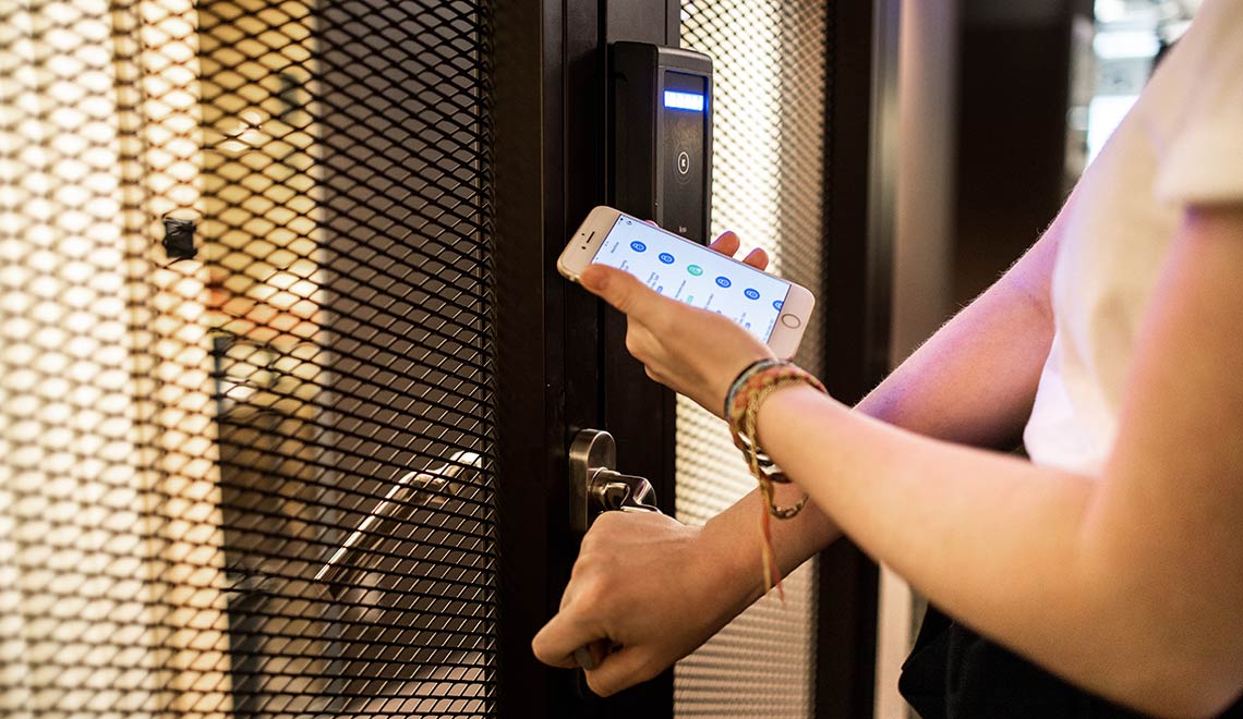 Moderne, helle Bürolandschaft