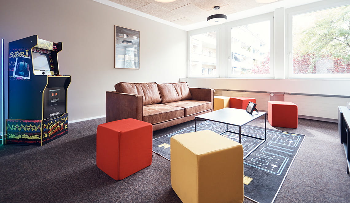 Farbenfroher Gaming Room mit Arcade-Automat