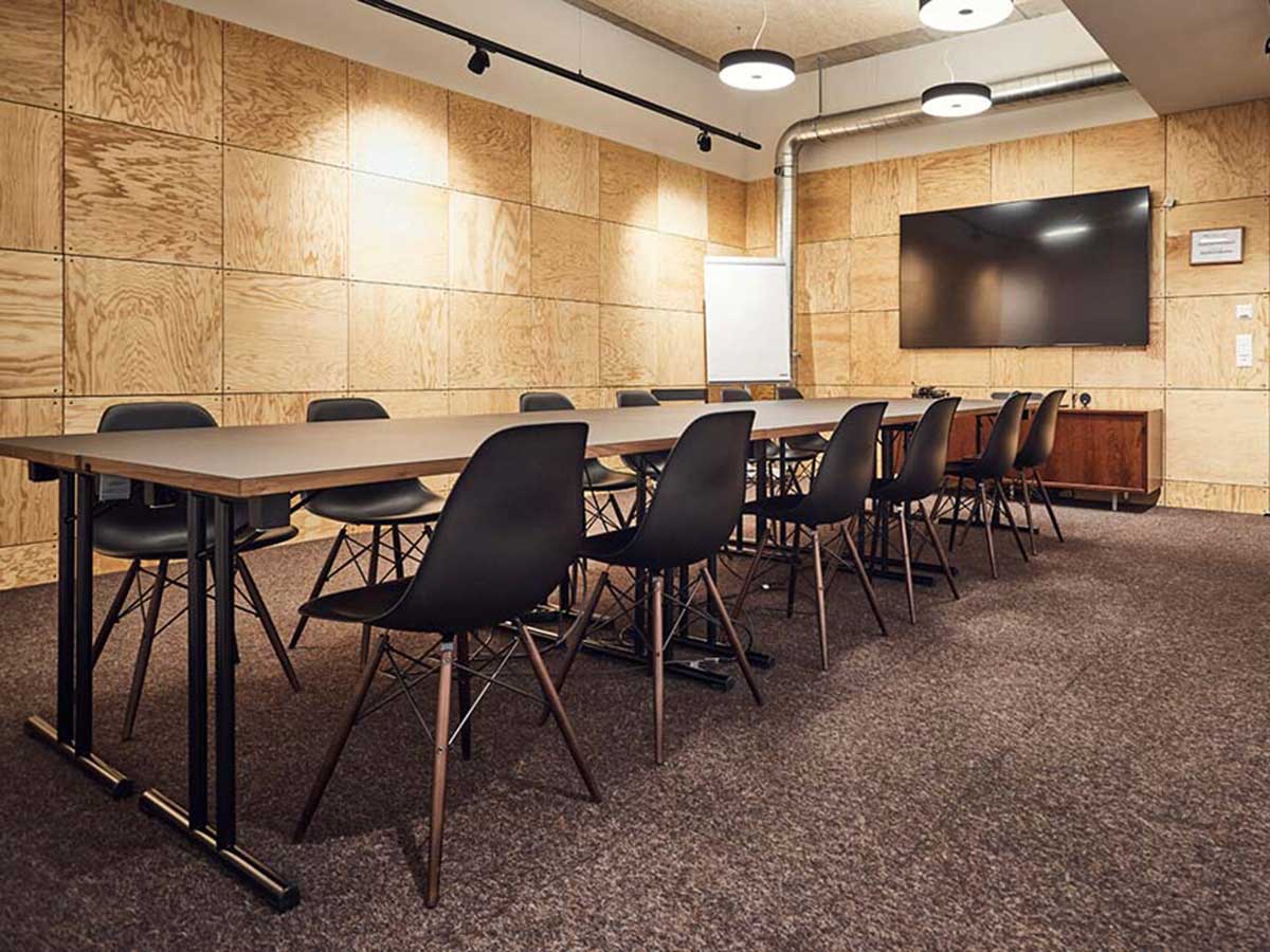 Moderne, helle Bürolandschaft