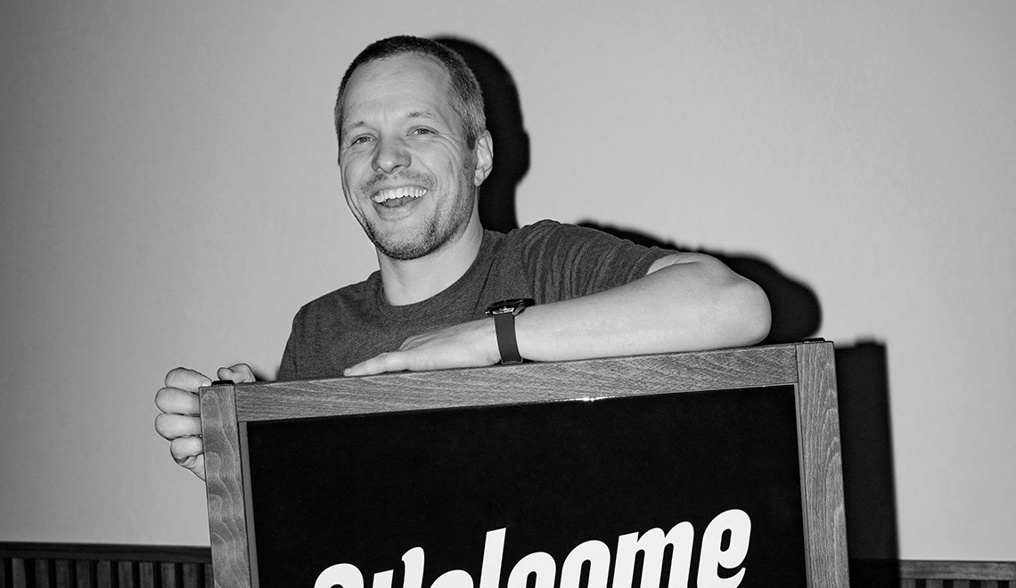 Westhive-Mitarbeiter mit «Welcome»-Schild