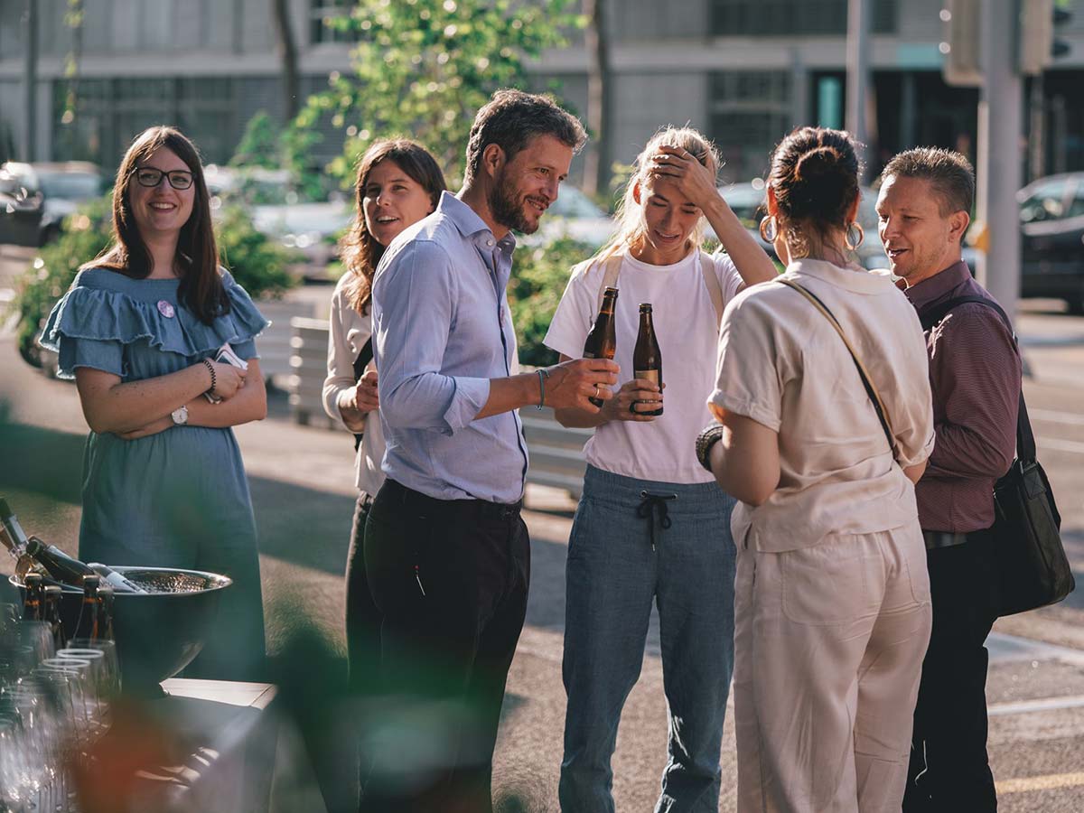Invités à une fête d'été