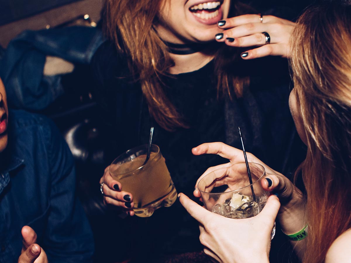 Des invités avec des boissons discutent