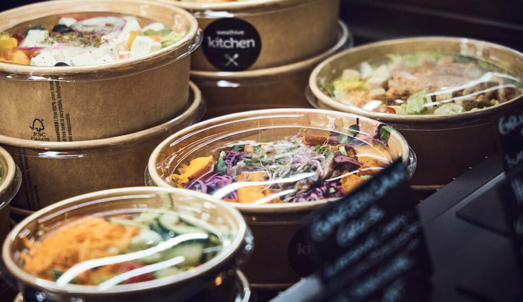 Salate in Take-away-Geschirr