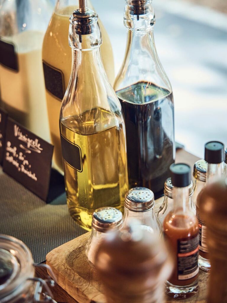 Auswahl an Salatdressings