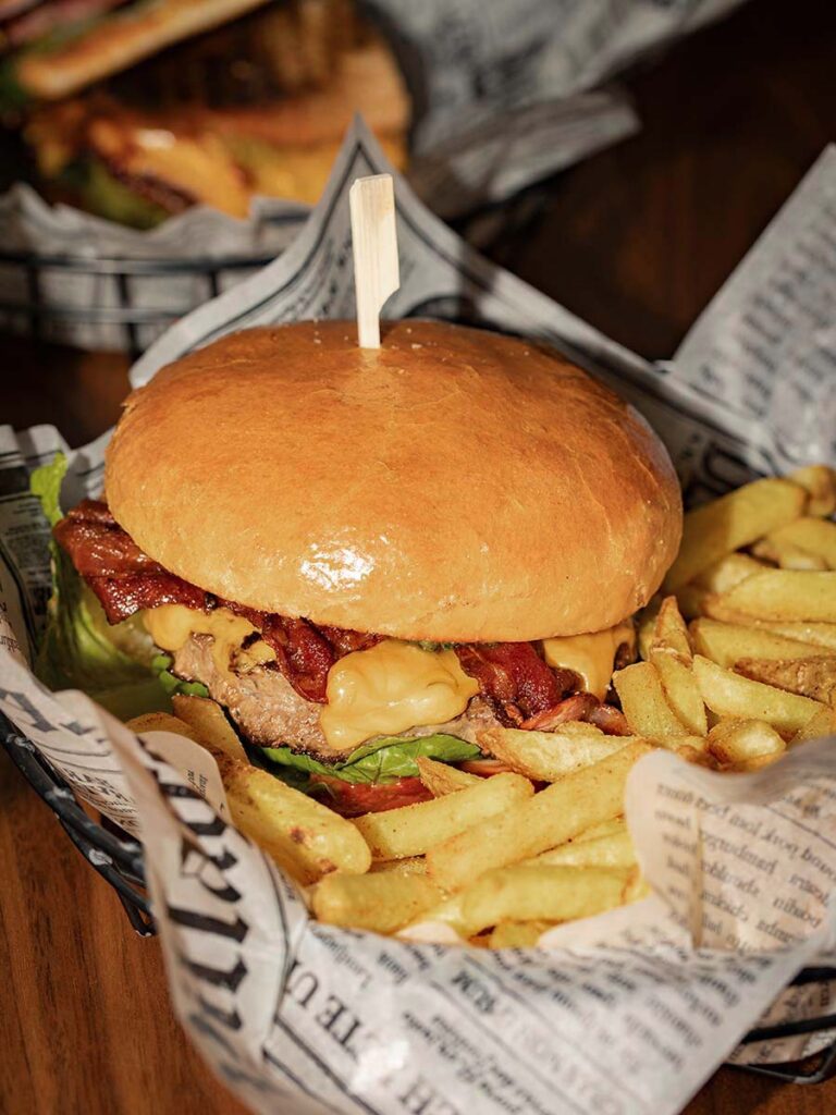 Burger mit Pommes