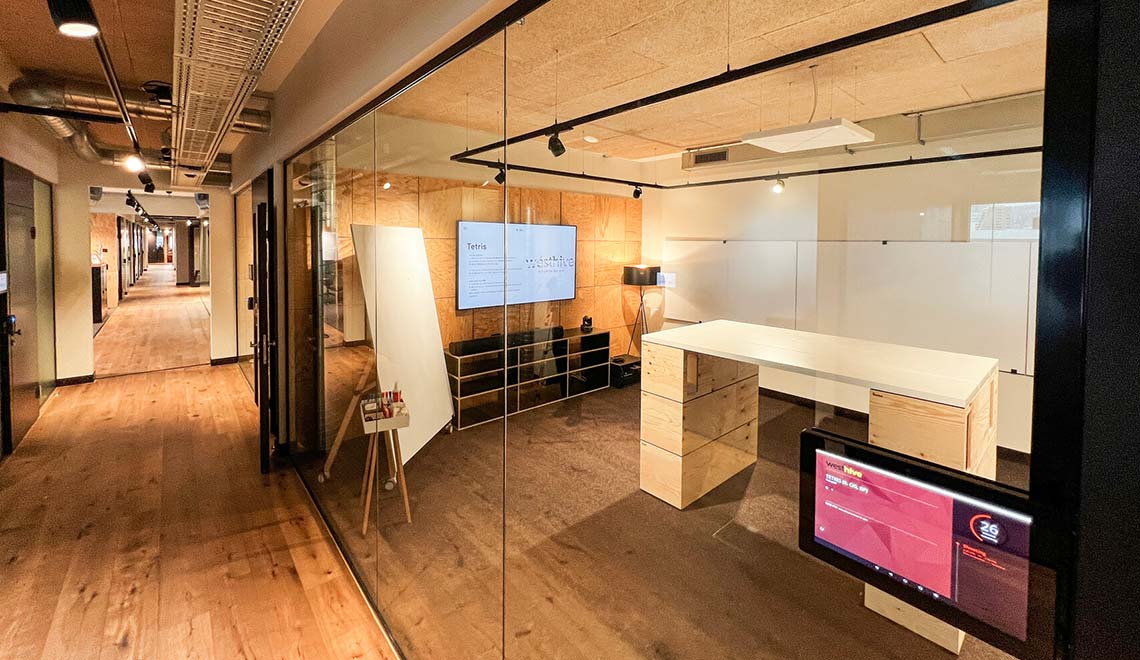 Moderne, helle Bürolandschaft