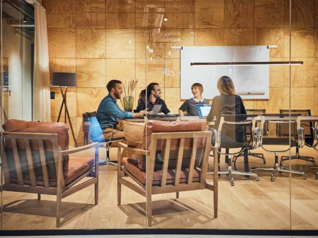 Moderne Meetingräume bei Westhive Coworking in Zug, 2023